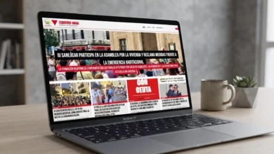 Portátil sobre una mesa mostrando la página web de Izquierda Unida Sanlúcar