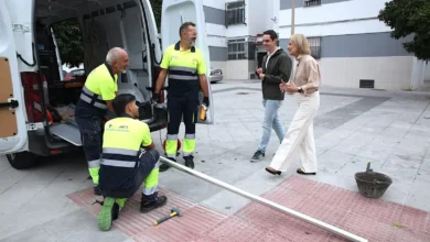 Trabajadores realizan trabajos de mejora del acerado junto a una furgoneta en una zona peatonal de Jerez