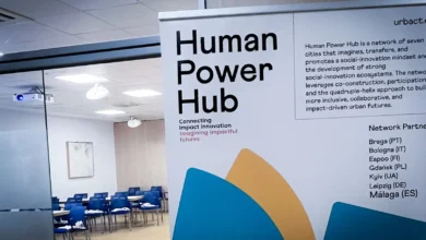 Cartel de Human Power Hub en una sala preparada para unas jornadas