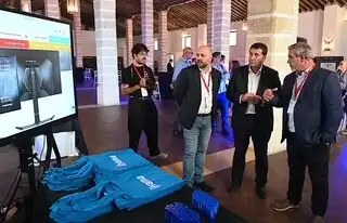 Personas reunidas en una zona de exposición profesional durante el MCR Summit 2026 en Jerez