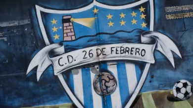 Mural con escudo del C.D. 26 de Febrero, estrellas y un balón de fútbol