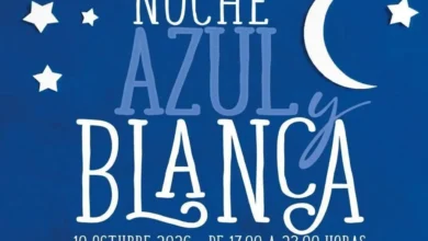 Cartel de la Noche Azul y Blanca de Jerez con fondo azul, estrellas blancas, una luna creciente y el texto del evento previsto para el 10 de octubre de 2026.