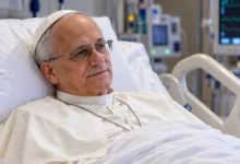 Instrumental quirúrgico sobre una superficie estéril en un entorno hospitalario, relacionado con la operación pulmonar del Papa.