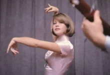 Primer plano de una bobina cinematográfica antigua y un disco de vinilo, símbolos de la trayectoria artística de Pepa Flores.