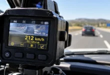 Primer plano de un dispositivo de medición de velocidad con detalles de su lente y carcasa.