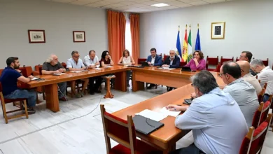 Reunión municipal con representantes vecinales en una sala del Ayuntamiento de Jerez