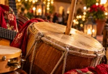 Primer plano de una zambomba tradicional con su membrana, varilla central y materiales artesanales en un ambiente navideño.