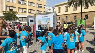 Señal de aparcamientos tácticos junto a la fachada de un edificio residencial