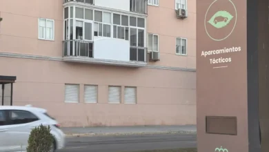 Señal de aparcamientos tácticos junto a la fachada de un edificio residencial