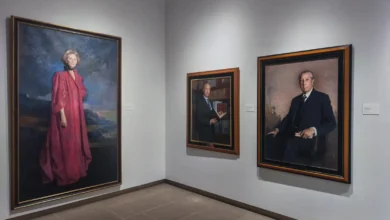 Sala del Museo Revello de Toro con tres retratos enmarcados expuestos en las paredes