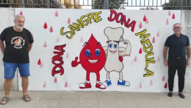Mural sobre la donación de sangre y médula con dos figuras animadas y dos personas a ambos lados de la obra