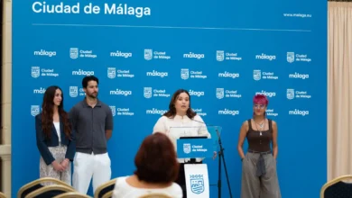 Presentación del programa BIEM del Ayuntamiento de Málaga ante un fondo institucional de la Ciudad de Málaga