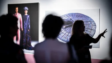 Personas en silueta observan varias obras expuestas en una sala del Centre Pompidou Málaga
